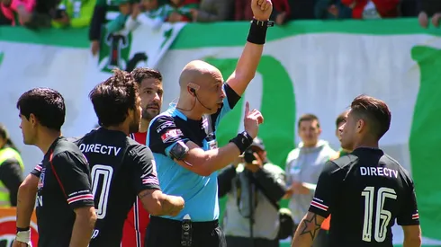 César Deischler arbitrando a Colo Colo