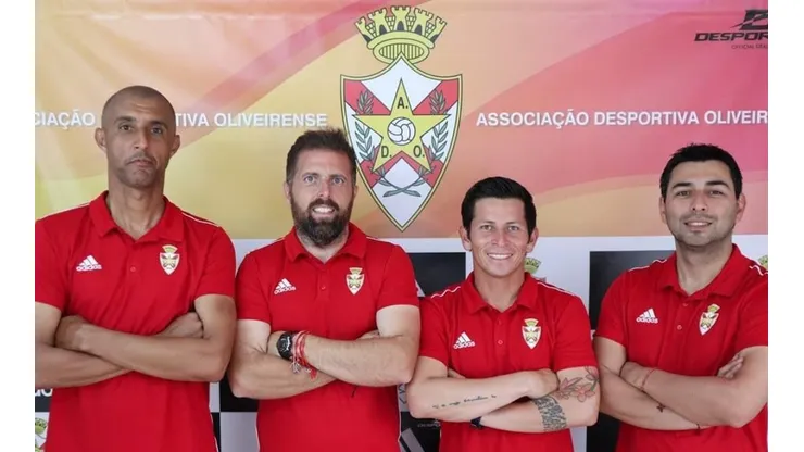 Manuel Crespo junto a todo su staff técnico en Portugal