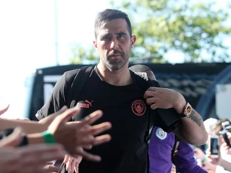 Bravo mira desde la banca histórica goleada del Manchester City