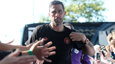 Claudio Bravo en su llegada al Etihad Stadium