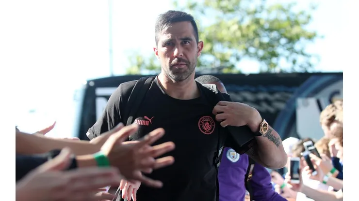 Claudio Bravo en su llegada al Etihad Stadium