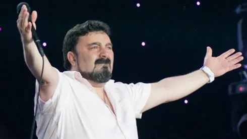 Vocalista de Amar Azul más colocolino que nunca