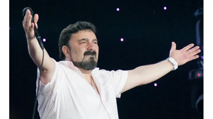 Vocalista de Amar Azul más colocolino que nunca