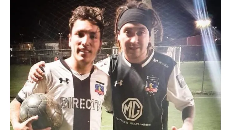 Racek y Cristofebril juegan una pichanga con la camiseta del Cacique