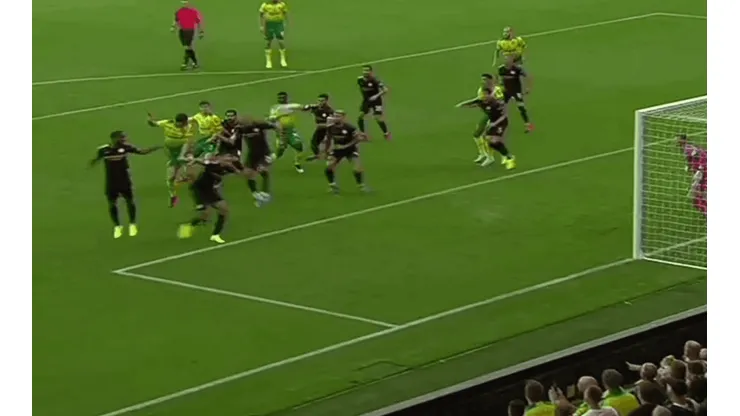 Ederson tuvo responsabilidad en el primer gol del Norwich