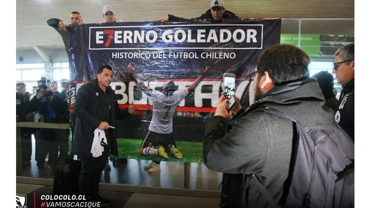 Esteban Paredes recibe especial regalo de la hinchada