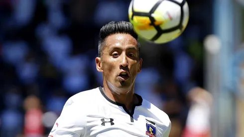 Lucas Barrios defendiendo a Colo Colo