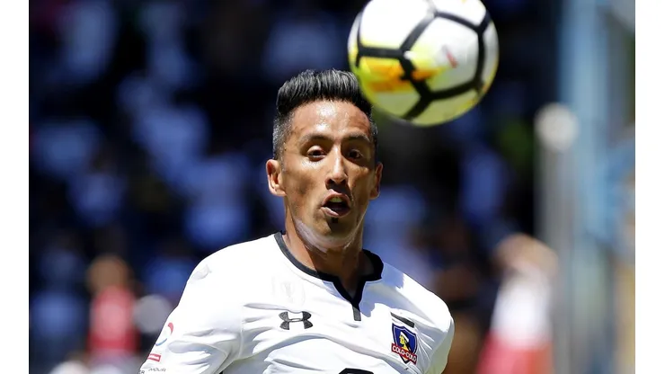 Lucas Barrios defendiendo a Colo Colo