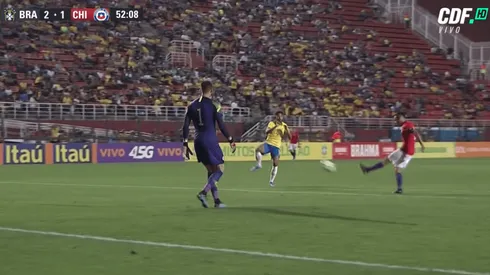 Gabriel Suazo comete grave error en la salida