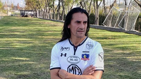 Mendoza con la camiseta de leyendas de Colo Colo