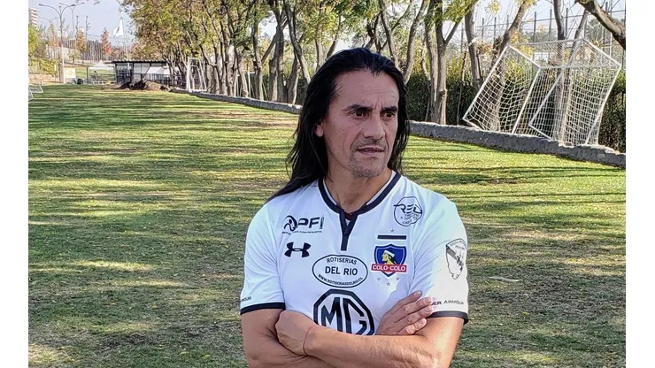 Mendoza con la camiseta de leyendas de Colo Colo