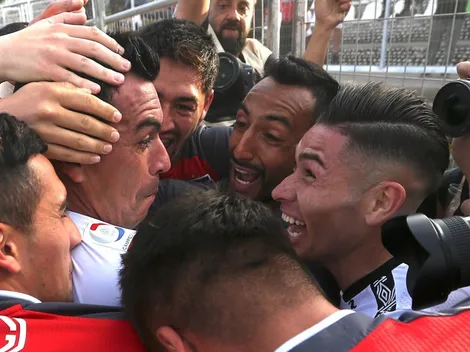 Ronald de la Fuente le tira flores a Esteban Paredes