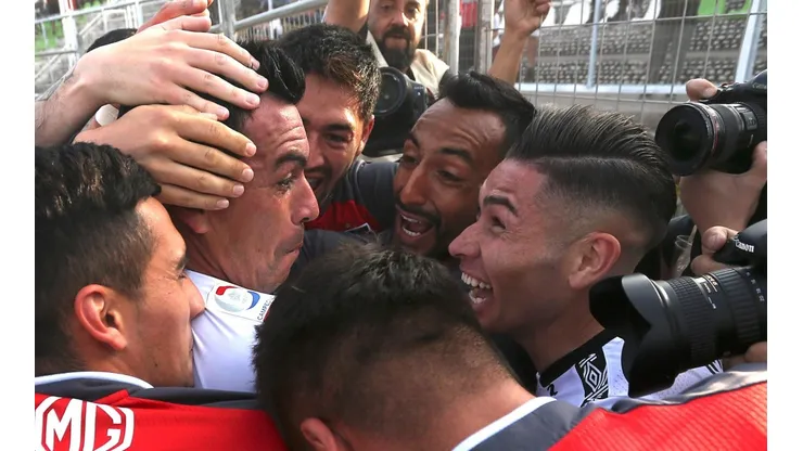 Ronald de la Fuente celebrando el 215 de Paredes