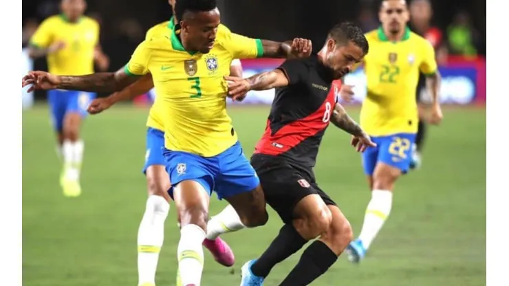 Costa ante sus marcadores brasileños