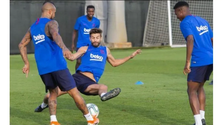 Vidal picando el balón a Piqué