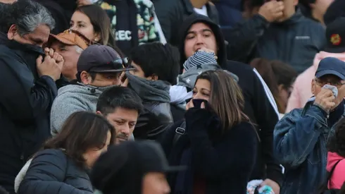 Hinchas sufriendo el efecto del gas pimienta
