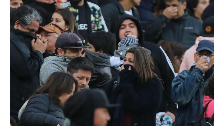 Hinchas sufriendo el efecto del gas pimienta