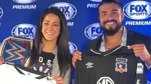 Bayley junto Andrade recibieron una camiseta de Colo Colo