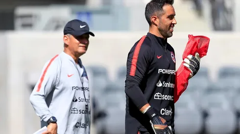 Claudio Bravo volverá a defender el arco de La Roja.