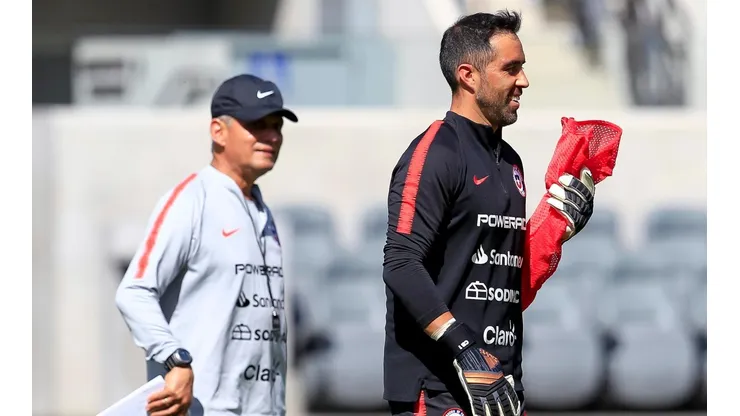 Claudio Bravo volverá a defender el arco de La Roja.