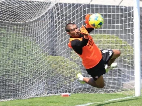 Nicolás Maturana juguetea en el arco previo al partido contra Colo Colo