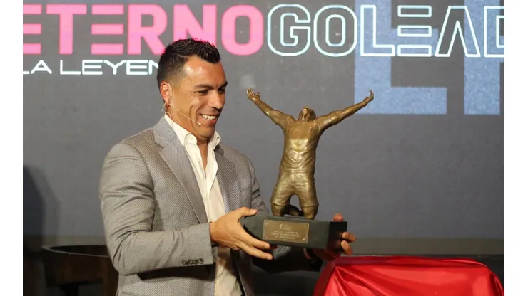 Esteban Paredes en su homenaje