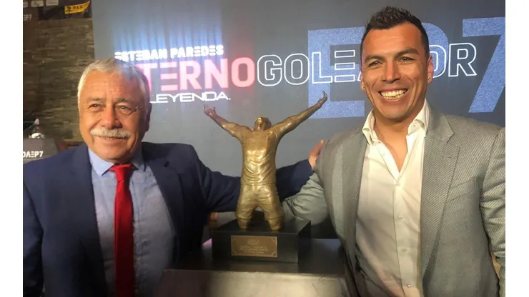 Carlos Caszely le da buenas vibras a Esteban Paredes para que supere su récord