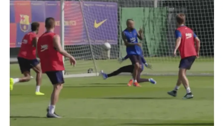 Arturo Vidal se luce en entrenamiento del Barcelona
