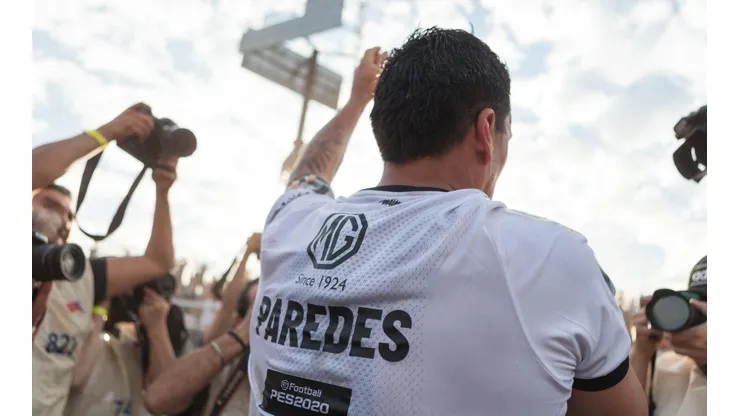 Paredes celebrando su gol 215