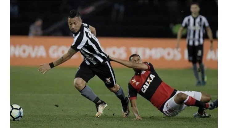 Leo Valencia lejos de llegar a Colo Colo.