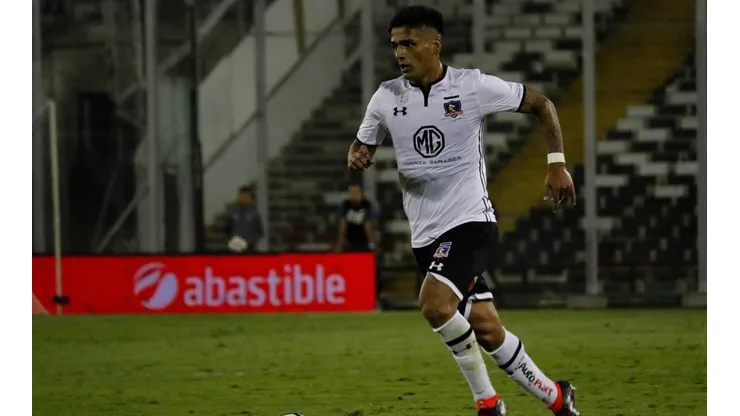 Felipe Campos con la camiseta de Colo Colo