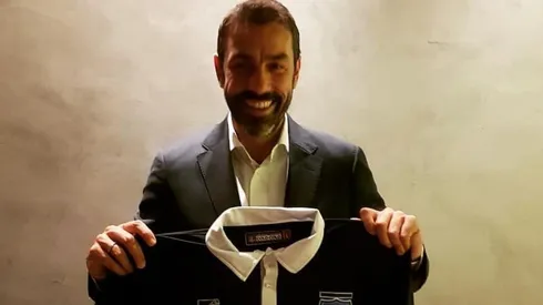 Robert Pires posa con la camiseta de Colo Colo