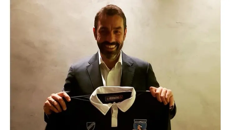 Robert Pires posa con la camiseta de Colo Colo