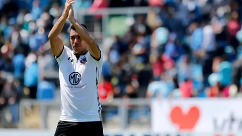 El capitán se pone la camiseta con el fútbol femenino.