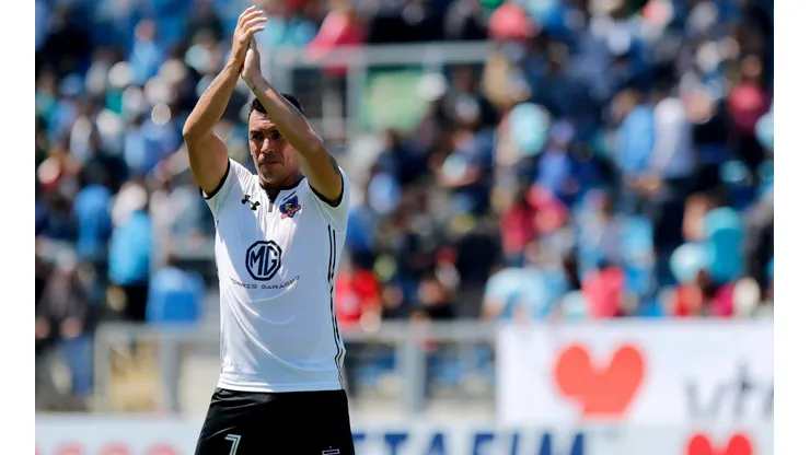 El capitán se pone la camiseta con el fútbol femenino.