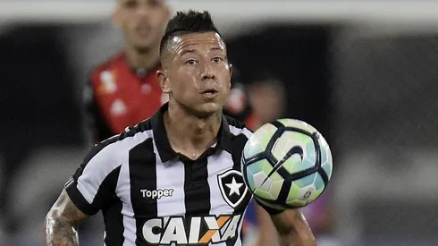 A Valencia le queda un año de contrato con Botafogo