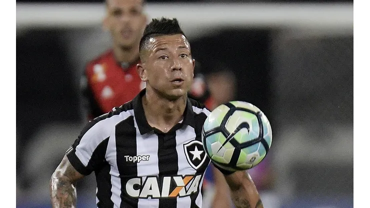 A Valencia le queda un año de contrato con Botafogo