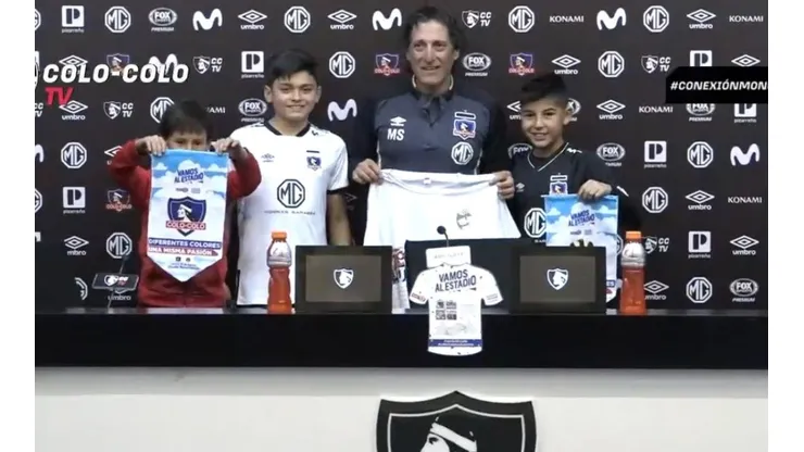 Mario Salas mostrando la camiseta que le dieron los niños