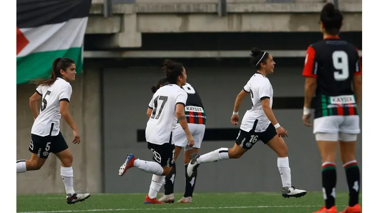 Colo Colo celebra el golazo de Fernanda Hidalgo