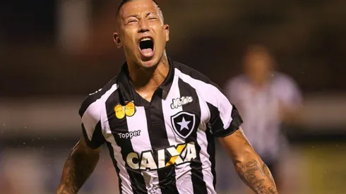 Leonardo Valencia con la camiseta de Botafogo