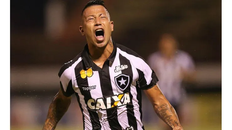 Leonardo Valencia con la camiseta de Botafogo