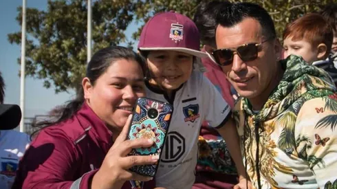 Esteban Paredes junto a sus fanáticos