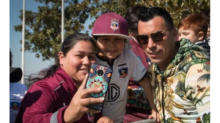Esteban Paredes junto a sus fanáticos