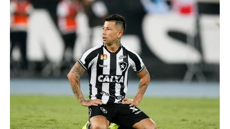 Leonardo Valencia juega en el Botafogo