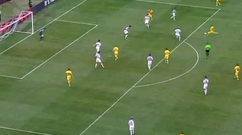 Arturo Vidal probó con un tiro alto a los 86'