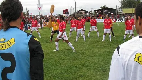 Raúl Olivares con Colo Colo en Rapa Nui