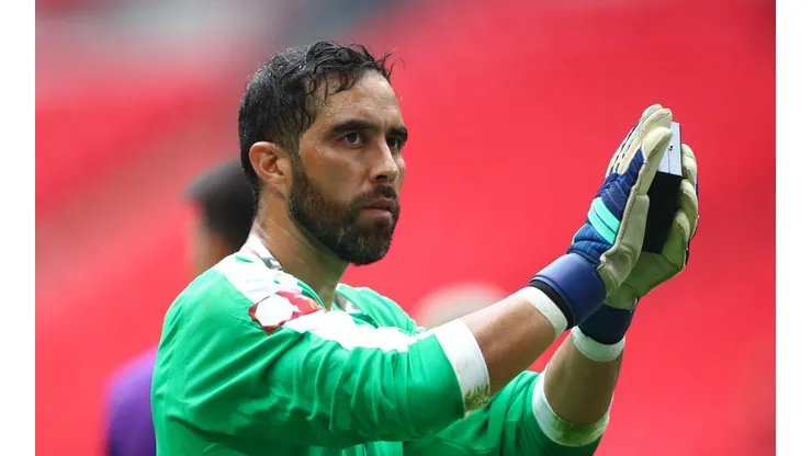 Claudio Bravo será suplente en el inicio de la Premier