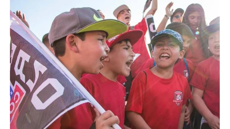 Los niños gozando su visita al Estadio Monumental