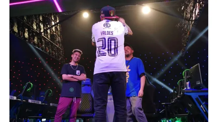 Racek con la camiseta de Jaime Valdes en Festigames