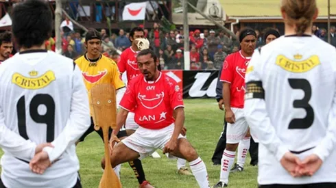 Los jugadores albos observando la danza ceremonial de la isla